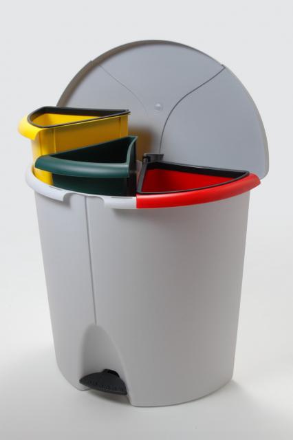 Pedal bin with 3 compartments
